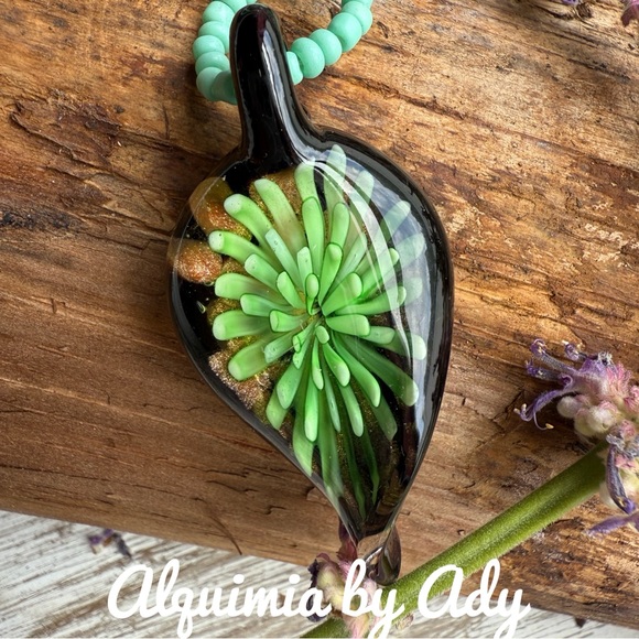 Vintage glass big pendant green statement necklace - Picture 4 of 4